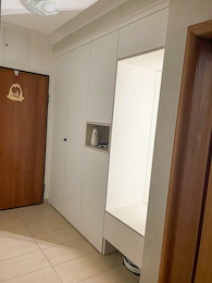 Ormar s ogledalom i kliznim vratima